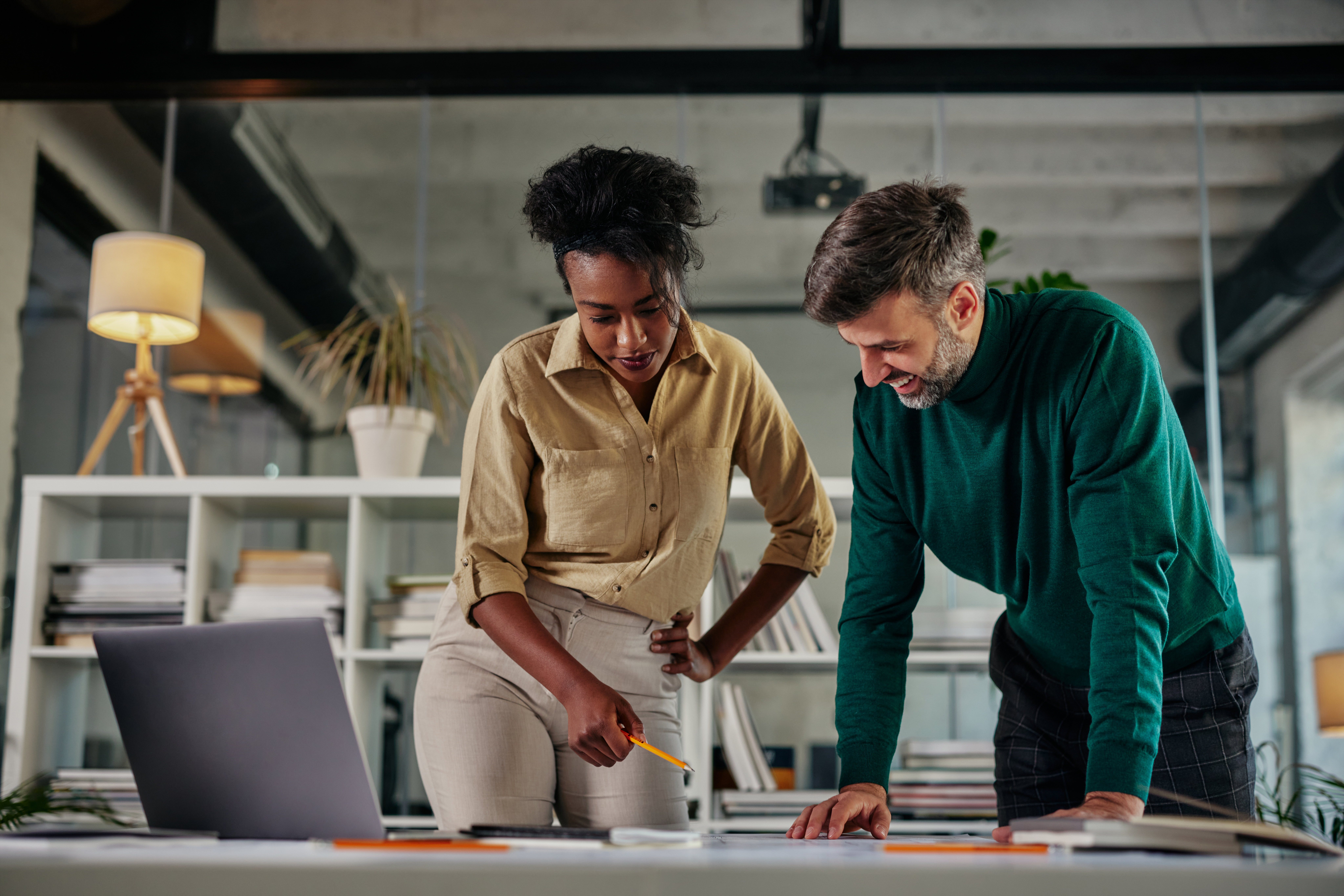Une femme et un homme qui travaillent ensemble dans un bureau comme des partenaires