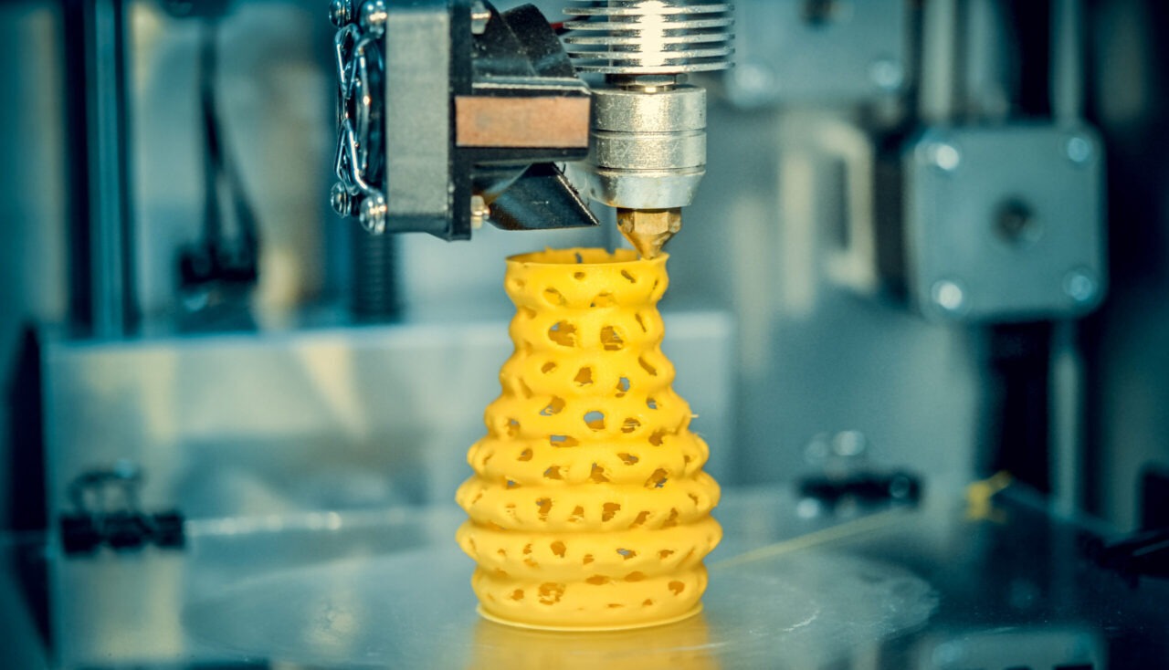 3d printer printing objects yellow form closeup. objet 3 D en confection