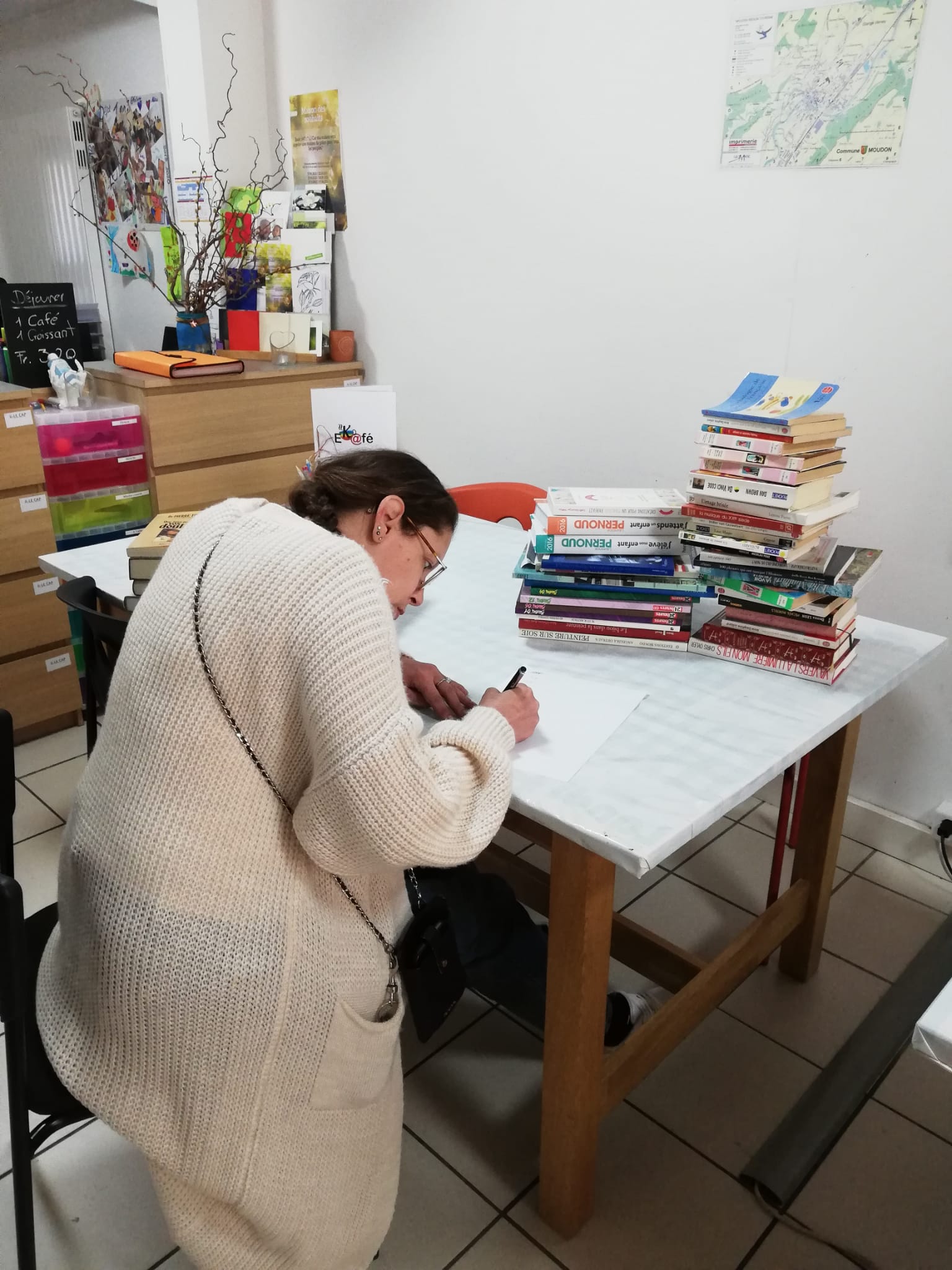 Femme assise qui écrit